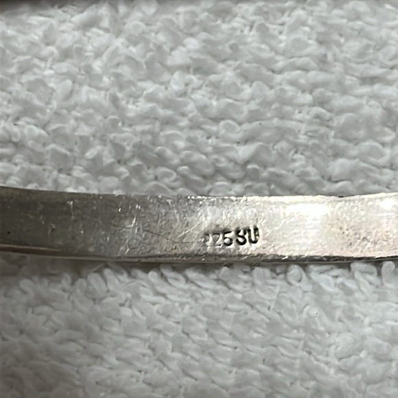 Vintage 925 STERLING SILVER bangle BRACELET w/  flower detailing. So pretty!!! - Picture 7 of 9